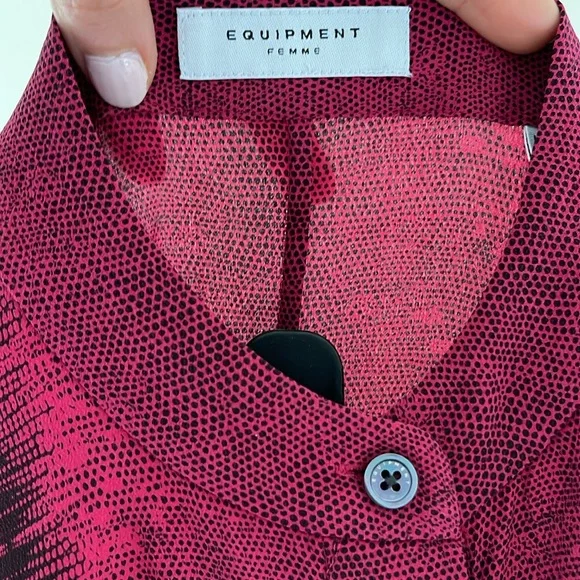 Equipment 100% Silk Blouse. Excellent condition. No flaws. - Picture 5 of 8